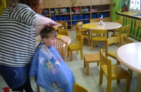Děti u kadeřníka 4.4.