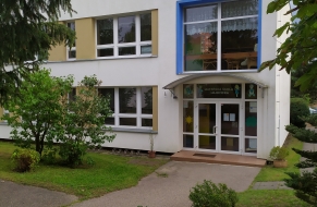 Vchod do tříd Sluníčko a Čtyřlístek 